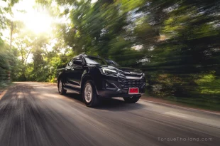 Isuzu V-Cross 2.2 ขณะขับขี่ด้วยความเร็ว แสดงการตอบสนองของอัตราเร่งช่วงเกียร์ 2-3-4 และการปรับเซ็ตช่วงล่างที่เน้นความนุ่มนวล