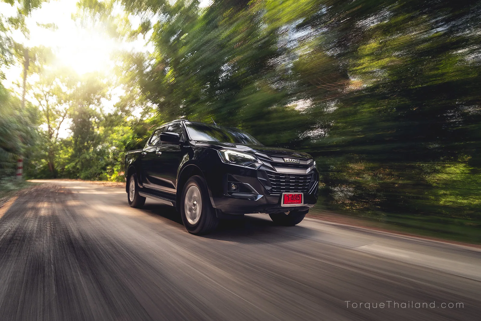 Isuzu V-Cross 2.2 ขณะขับขี่ด้วยความเร็ว แสดงการตอบสนองของอัตราเร่งช่วงเกียร์ 2-3-4 และการปรับเซ็ตช่วงล่างที่เน้นความนุ่มนวล