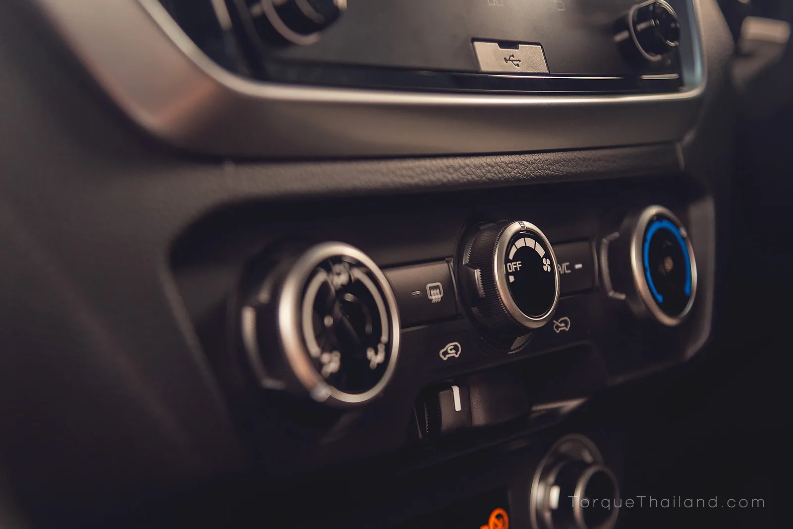 ชุดควบคุมระบบปรับอากาศแบบธรรมดาบริเวณด้านล่างแดชบอร์ด พร้อมติดตั้งแผ่นกรองฝุ่น PM2.5