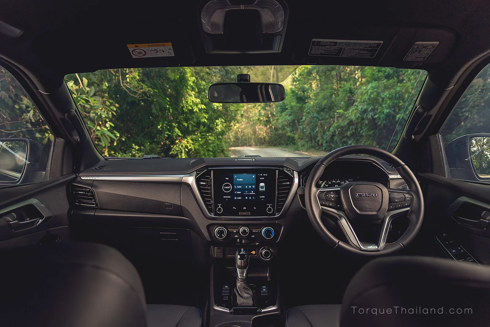 ภาพมุมกว้างแผงแดชบอร์ดและภายในห้องโดยสาร Isuzu V-Cross 2.2 ที่ติดตั้งอุปกรณ์อำนวยความสะดวกมาตรฐานเช่นเดียวกับเกรด 3.0 Ddi Z