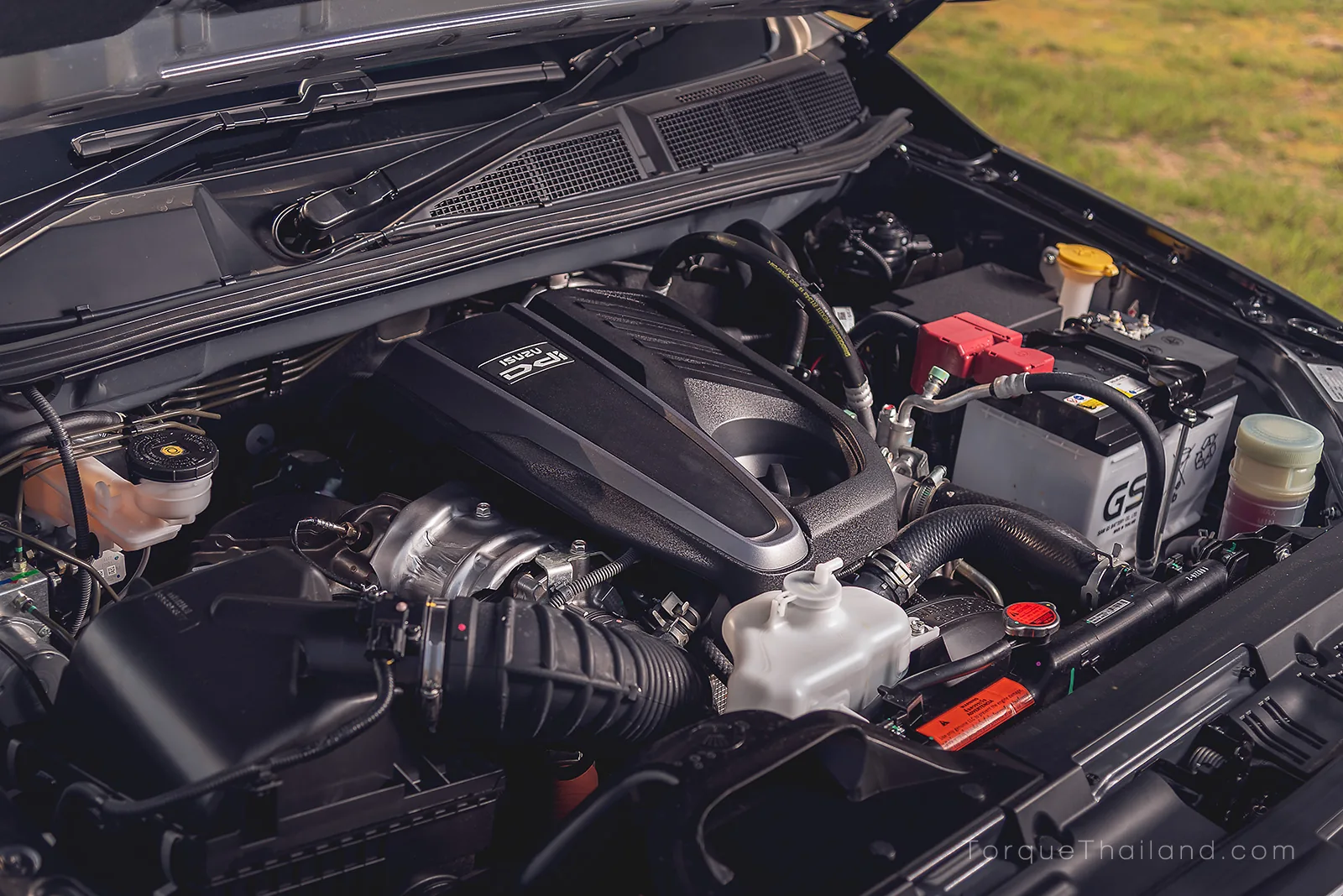 ภาพมุมกว้างเครื่องยนต์ดีเซล 4 สูบ ขนาด 2.2 ลิตร เทอร์โบ 163 แรงม้า ที่ลดการปล่อยมลพิษอนุภาค (PM) ลงเกือบ 90% เมื่อเทียบกับเครื่องยนต์ 1.9 ลิตร