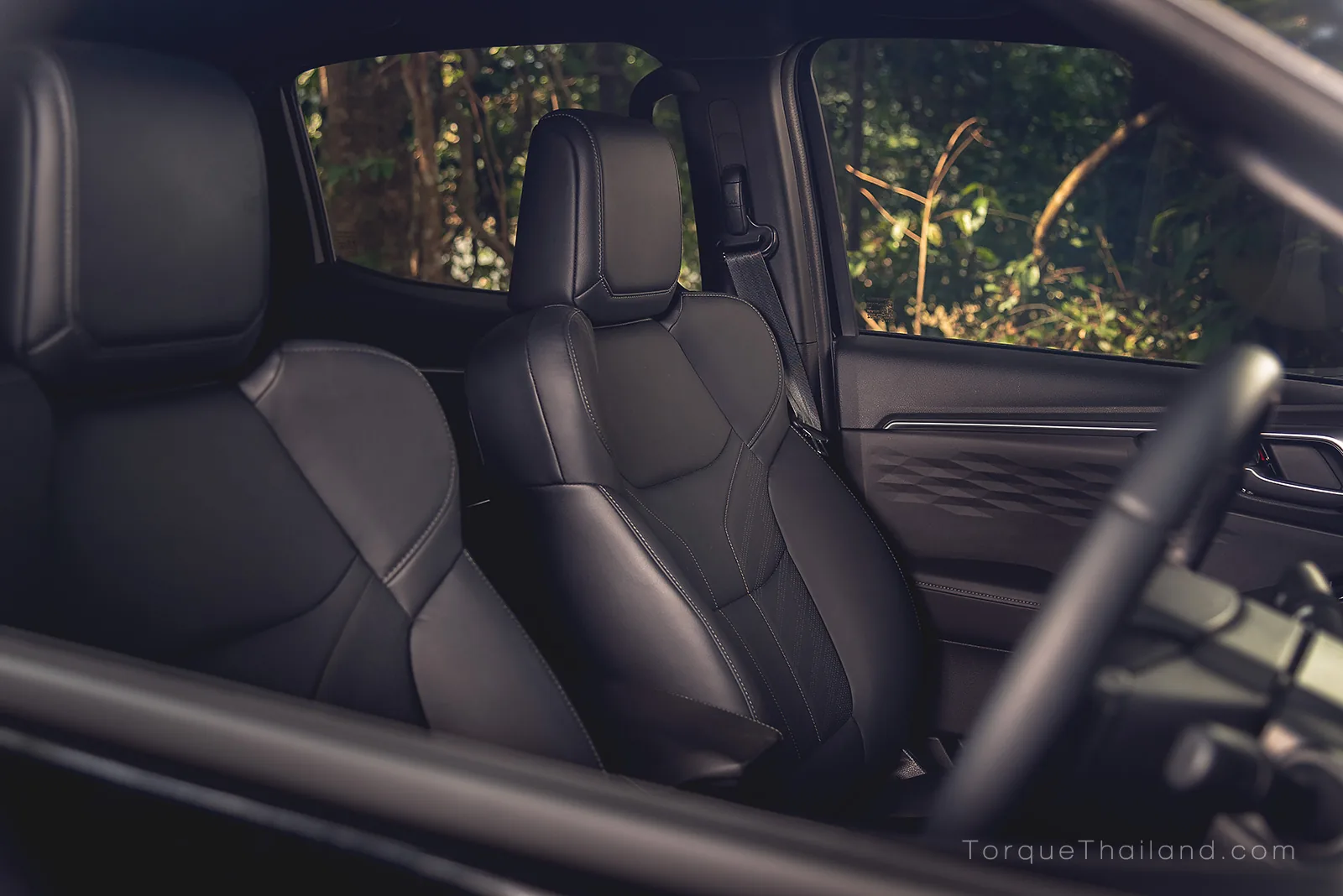 เบาะนั่งคู่หน้าหุ้มหนังสังเคราะห์ Coolmax โดยเบาะหลังสามารถเลือกพับพนักพิงหรือยกเบาะรองนั่งเพื่อเพิ่มพื้นที่วางสัมภาระได้