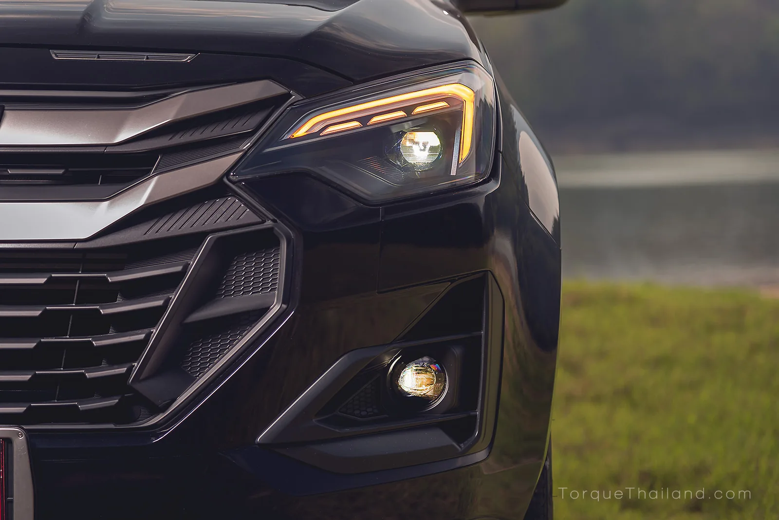 ชุดไฟหน้า LED พร้อมไฟ DRL และไฟเลี้ยวในตัว รวมถึงไฟตัดหมอก LED บริเวณกันชนหน้าด้านซ้าย