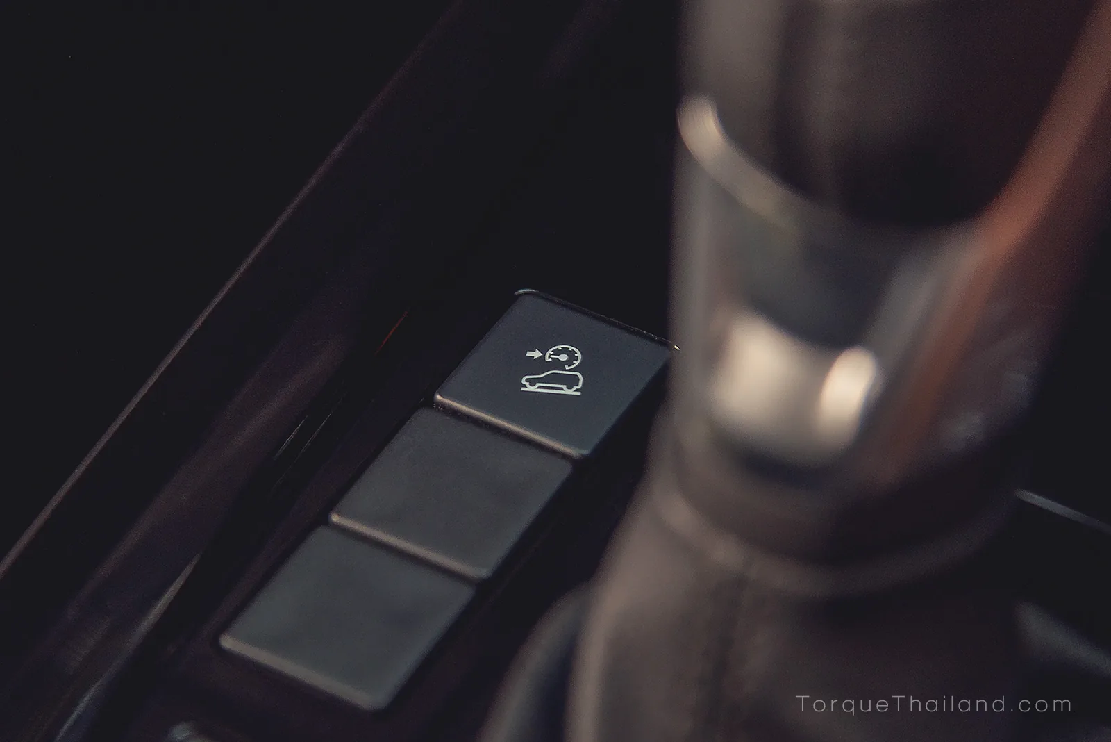 ปุ่มกดเปิดปิดระบบ Hill Descent Control ทำหน้าที่ควบคุมความเร็วของรถอัตโนมัติขณะขับลงเนินชัน