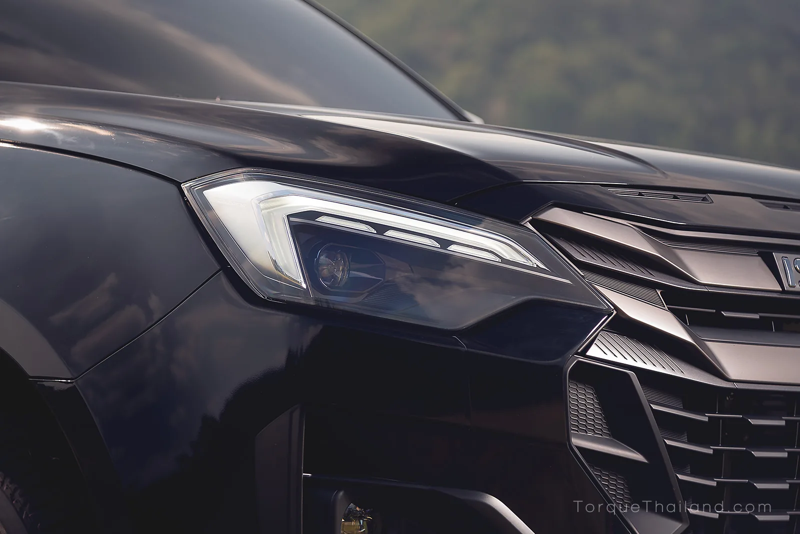 ไฟหน้าด้านขวาของรถขณะเปิดใช้งานไฟ DRL (Daytime Running Light) เพื่อเพิ่มความปลอดภัยในการขับขี่ตอนกลางวัน