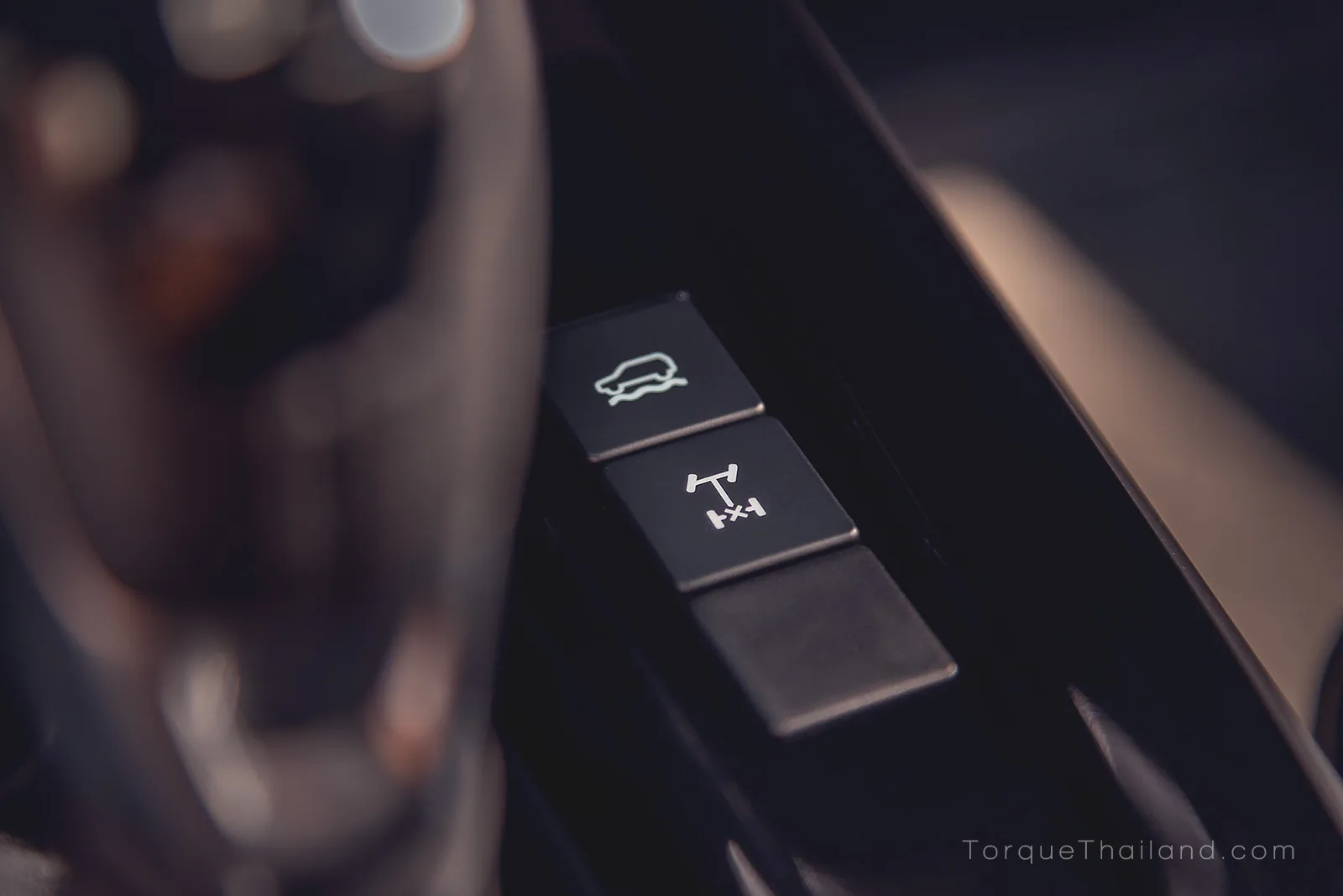 ปุ่มกดเปิดปิดระบบ Rough Terrain Mode และระบบล็อกเฟืองท้าย ระบบช่วยเหลือที่ทำงานร่วมกันเพื่อช่วยให้รถขับเคลื่อนผ่านอุปสรรคเนินสลับได้