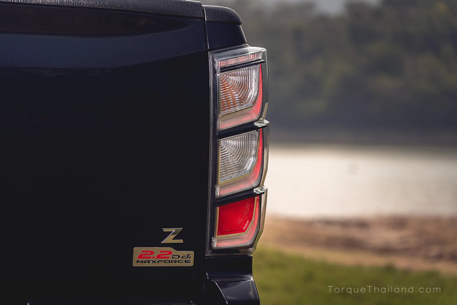 ชุดไฟท้ายด้านขวาของรถ ออกแบบด้วยเลนส์ใสครอบทับโคมกรอบสีดำด้านใน