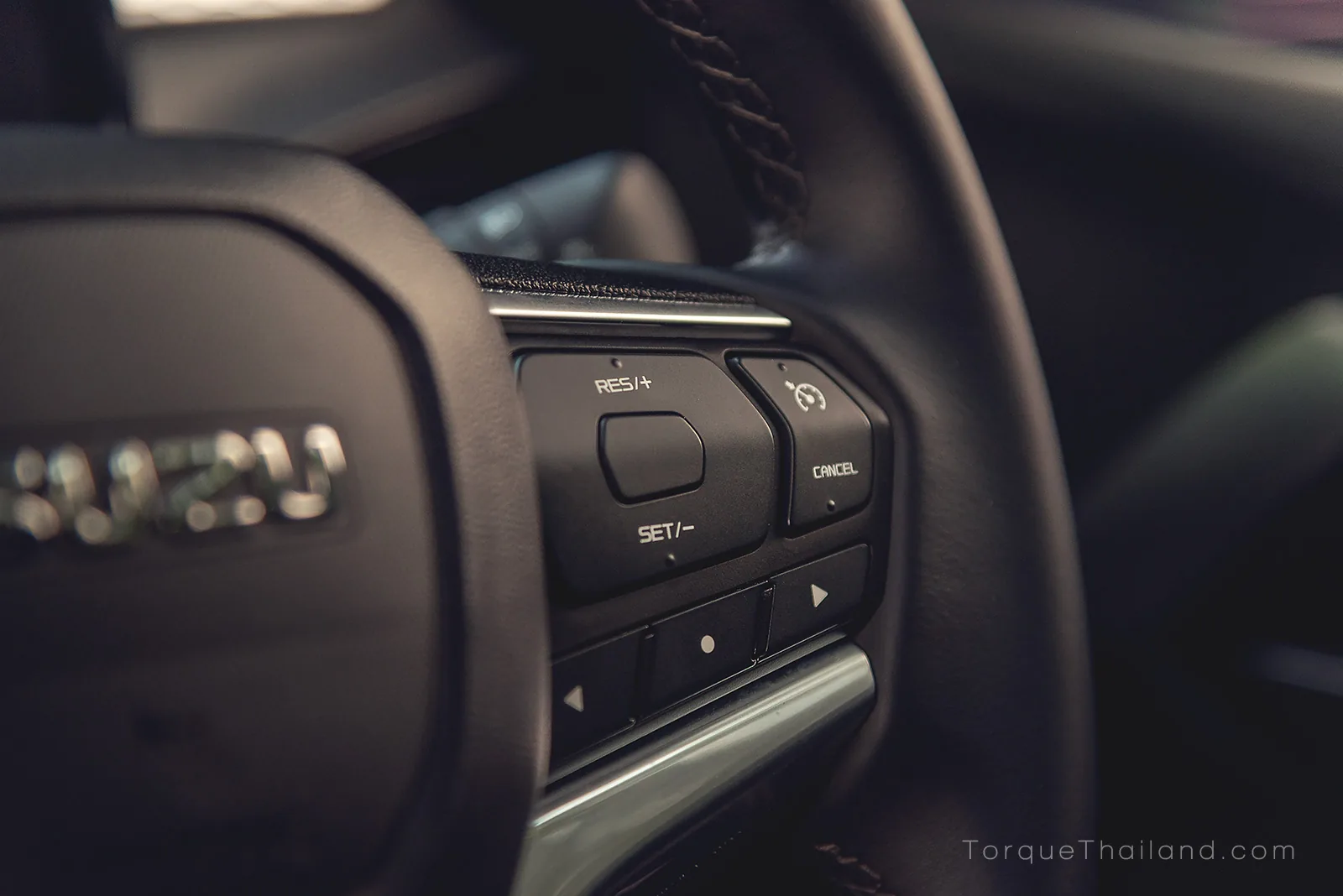 ปุ่มควบคุมระบบ Cruise Control แบบธรรมดาบนก้านพวงมาลัยฝั่งขวา สำหรับควบคุมความเร็วอัตโนมัติ