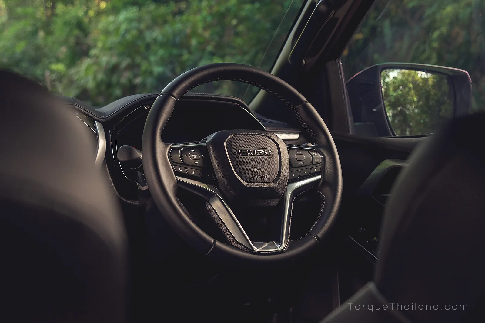 พวงมาลัยแบบ 3 ก้าน พร้อมปุ่มควบคุมฟังก์ชันการทำงานต่างๆ บริเวณก้านพวงมาลัยทั้งสองฝั่ง