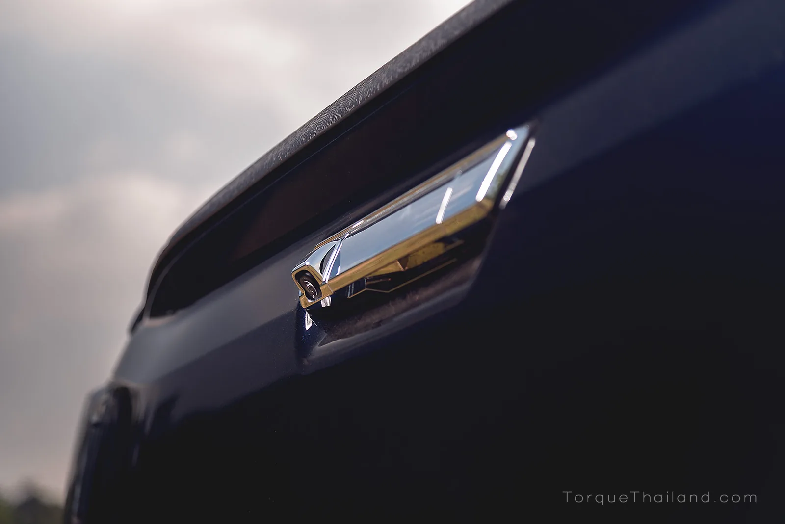 กล้องมองภาพด้านหลังติดตั้งบริเวณฝาท้ายกระบะ เป็นอุปกรณ์มาตรฐานสำหรับช่วยในการถอยจอด