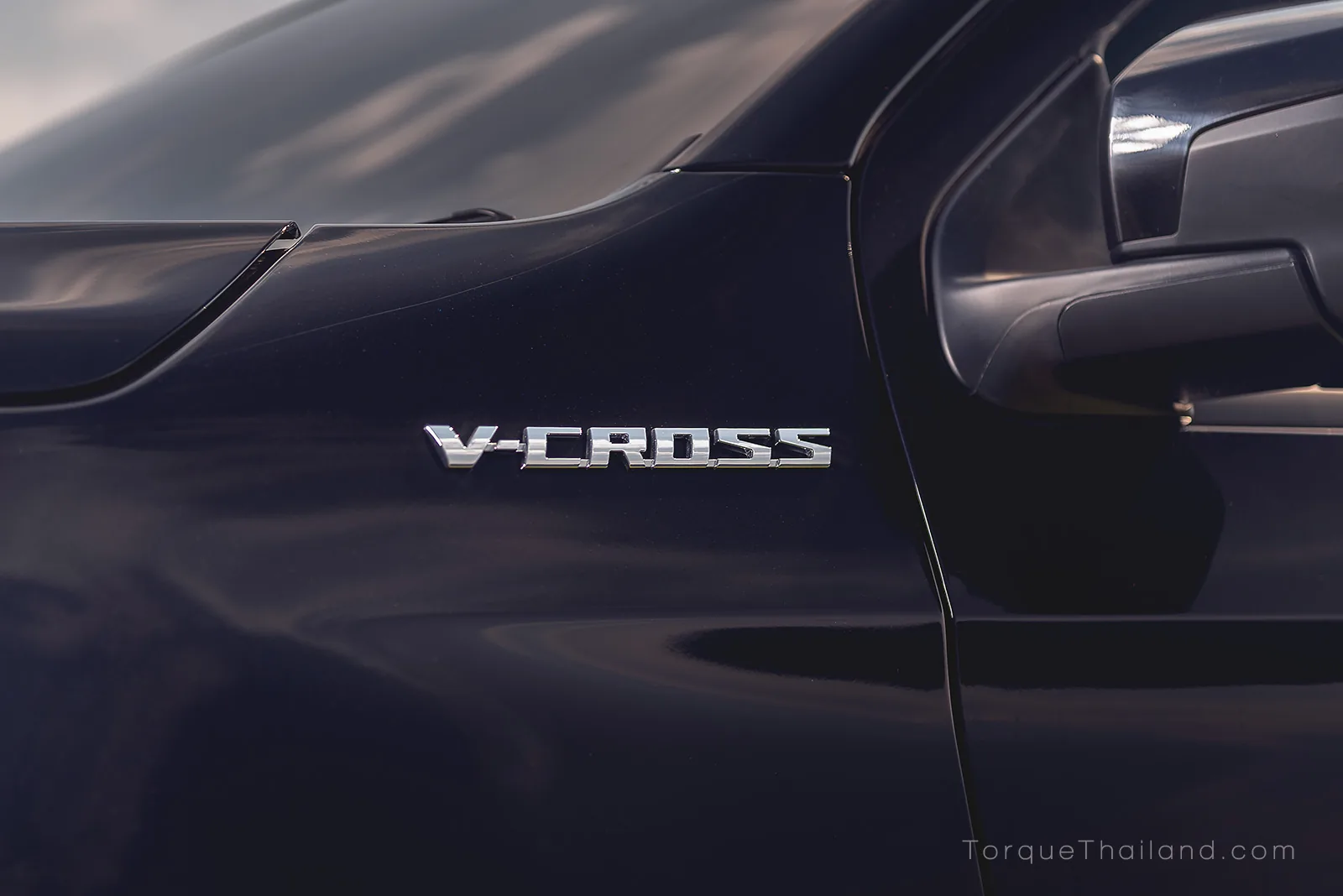 สัญลักษณ์ V-CROSS ที่ตัวถังรถด้านข้าง แสดงการกลับมาของรุ่นเครื่องยนต์ขนาดเล็กที่มาพร้อมระบบขับเคลื่อนสี่ล้อ 4x4