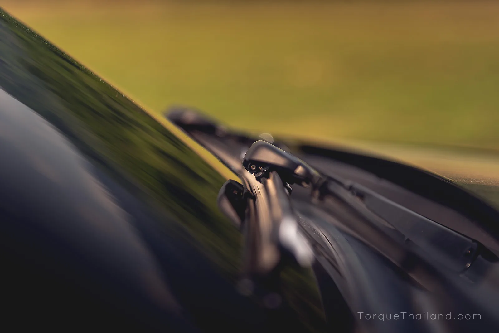 ก้านปัดน้ำฝนกระจกหน้าพร้อมระบบฉีดน้ำล้างกระจกที่ติดตั้งบนตัวก้าน เพื่อช่วยรักษาทัศนวิสัยขณะฉีดน้ำ