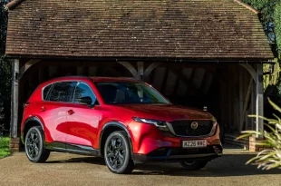 Mazda CX-5 2026 UK สีแดง มุมหน้าเฉียง