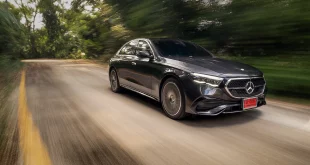 รถยนต์ Mercedes-Benz E 350 e มุมมองหน้าเฉียงขณะวิ่งด้วยความเร็วสูง ซึ่งพละกำลังจากโหมดไฟฟ้าล้วนเพียงพอต่อการเร่งแซงที่ความเร็ว 100-140 กม./ชม. และจะตอบสนองทันใจยิ่งขึ้นเมื่อทำงานในโหมด Hybrid หรือ Sport