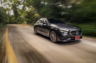 รถยนต์ Mercedes-Benz E 350 e มุมมองหน้าเฉียงขณะวิ่งด้วยความเร็วสูง ซึ่งพละกำลังจากโหมดไฟฟ้าล้วนเพียงพอต่อการเร่งแซงที่ความเร็ว 100-140 กม./ชม. และจะตอบสนองทันใจยิ่งขึ้นเมื่อทำงานในโหมด Hybrid หรือ Sport