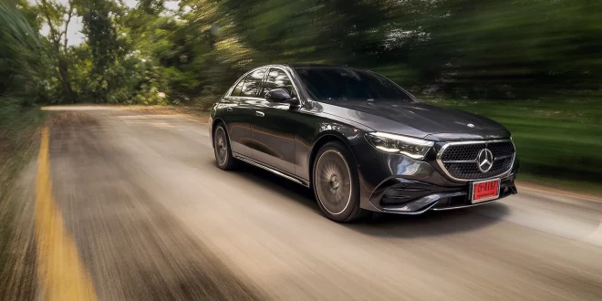 รถยนต์ Mercedes-Benz E 350 e มุมมองหน้าเฉียงขณะวิ่งด้วยความเร็วสูง ซึ่งพละกำลังจากโหมดไฟฟ้าล้วนเพียงพอต่อการเร่งแซงที่ความเร็ว 100-140 กม./ชม. และจะตอบสนองทันใจยิ่งขึ้นเมื่อทำงานในโหมด Hybrid หรือ Sport