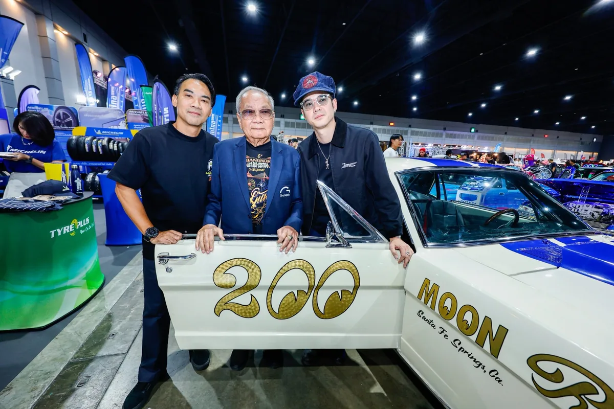 บุคคลร่วมถ่ายภาพกับรถคัสต้อม MOON ในงาน Bangkok Hot Rod 2026 บุคคลภายในงาน Bangkok Hot Rod 2026 ถ่ายภาพร่วมกับรถคัสต้อม MOON ภายในงาน