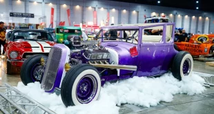 รถฮอทรอดสีม่วงจัดแสดงภายในงาน Bangkok Hot Rod 2026