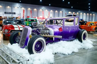 รถฮอทรอดสีม่วงจัดแสดงภายในงาน Bangkok Hot Rod 2026