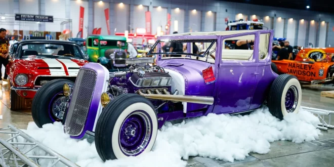 รถฮอทรอดสีม่วงจัดแสดงภายในงาน Bangkok Hot Rod 2026
