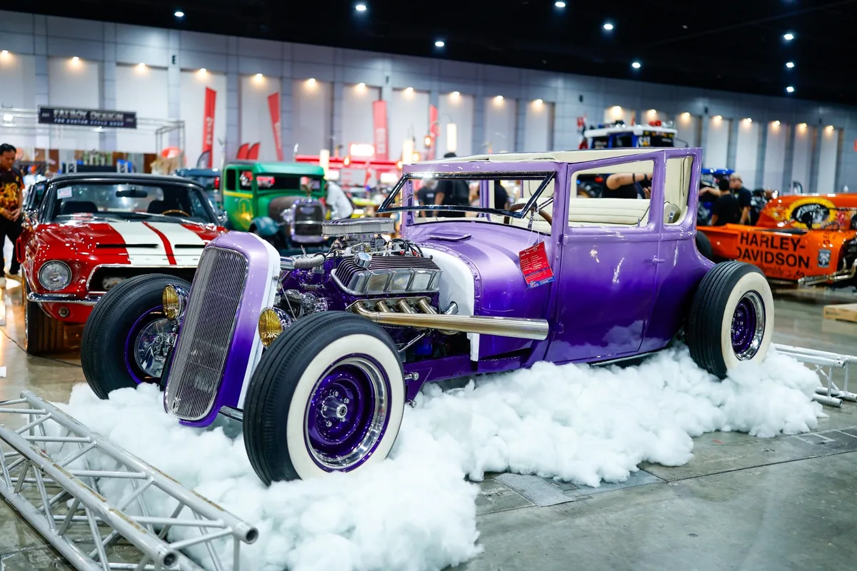 รถฮอทรอดสีม่วงในงาน Bangkok Hot Rod 2026 รถฮอทรอดสีม่วงจัดแสดงภายในงาน Bangkok Hot Rod 2026