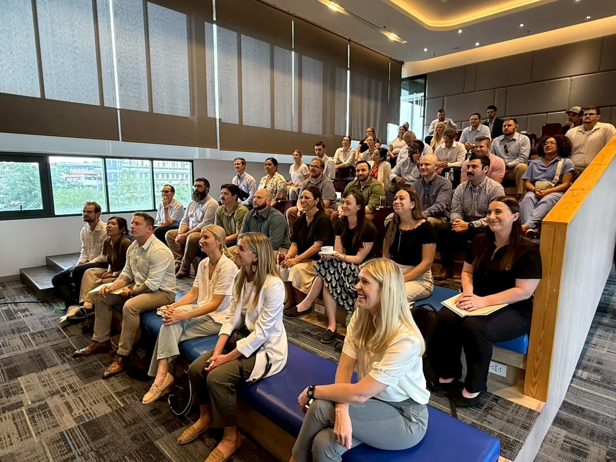 บรรยากาศการบรรยายสำหรับคณะ University of Utah ที่ BMW Millennium Auto คณะนักศึกษา Executive MBA จากมหาวิทยาลัยยูทาห์ร่วมรับฟังบรรยายภายใน BMW Millennium Auto