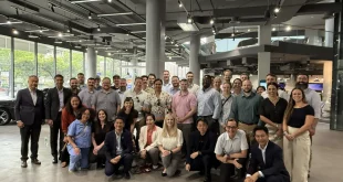 ภาพหมู่คณะนักศึกษา Executive MBA จากมหาวิทยาลัยยูทาห์ พร้อมผู้บริหารที่ BMW Millennium Auto