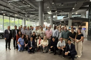 ภาพหมู่คณะนักศึกษา Executive MBA จากมหาวิทยาลัยยูทาห์ พร้อมผู้บริหารที่ BMW Millennium Auto