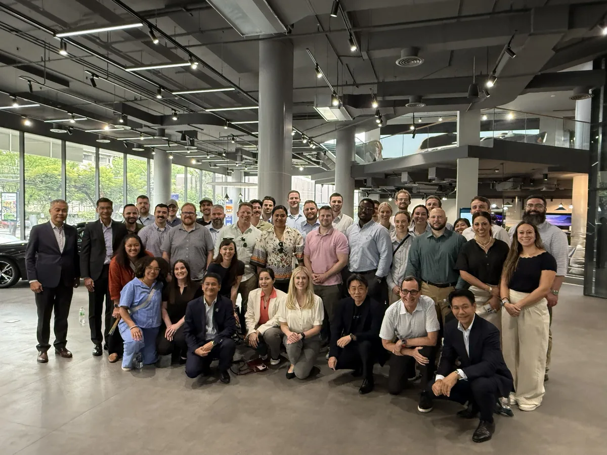 ภาพหมู่คณะเยี่ยมชม BMW Millennium Auto โดยนักศึกษา University of Utah ภาพหมู่คณะนักศึกษา Executive MBA จากมหาวิทยาลัยยูทาห์ พร้อมผู้บริหารที่ BMW Millennium Auto