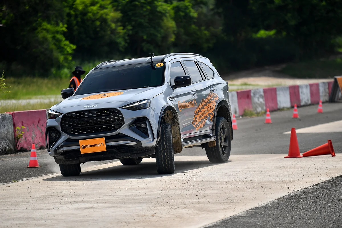 Continental CrossContact A/T2 ทดสอบสลาลอมกับรถ Isuzu รถ Isuzu ทดสอบยาง Continental CrossContact A/T2 ในสถานีสลาลอม