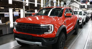 Ford Ranger สีส้มแดงบนสายการผลิตภายในโรงงานฟอร์ด