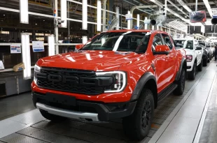 Ford Ranger สีส้มแดงบนสายการผลิตภายในโรงงานฟอร์ด