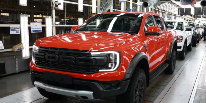 Ford Ranger สีส้มแดงบนสายการผลิตภายในโรงงานฟอร์ด