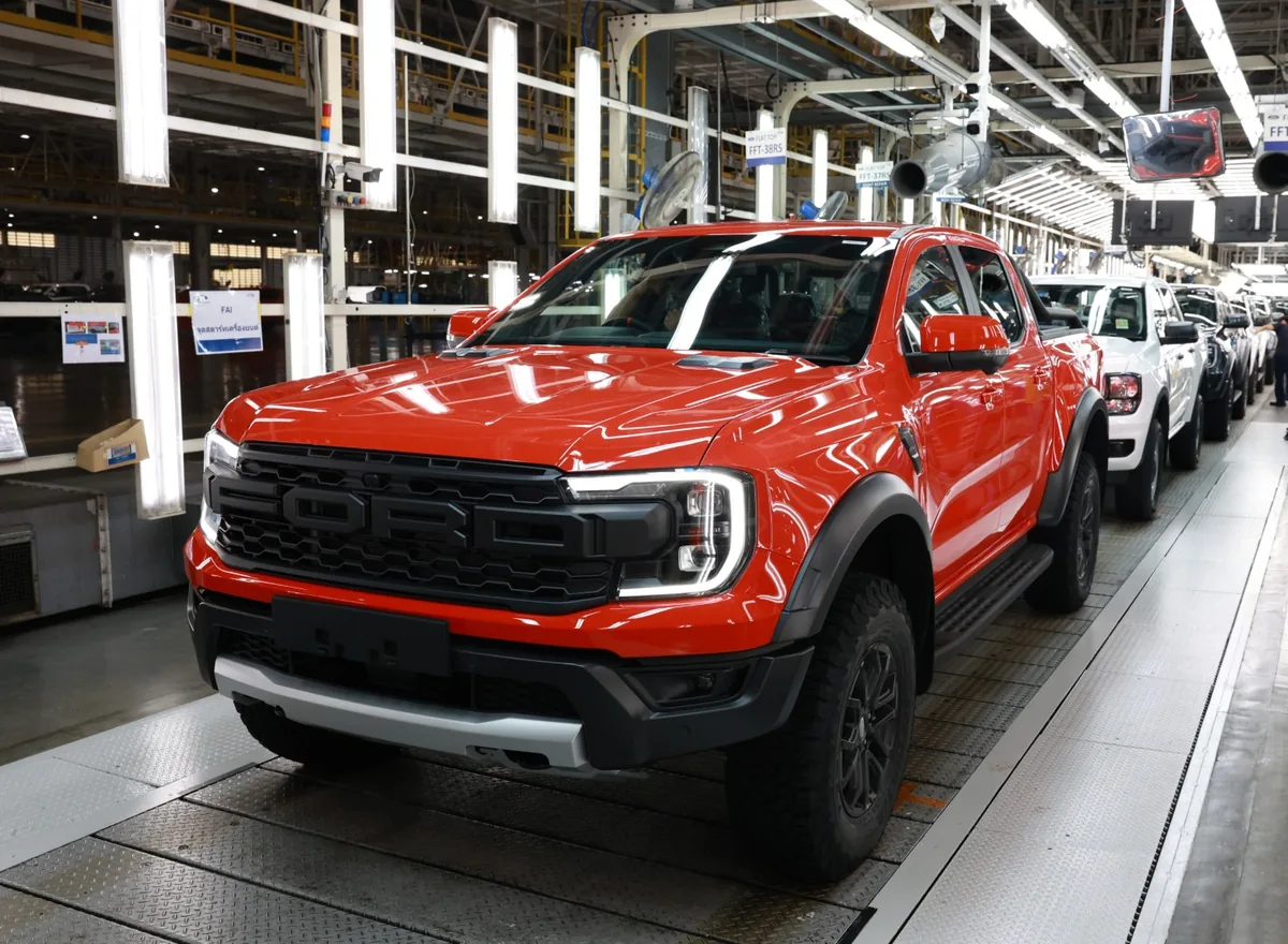 Ford Ranger สีส้มแดงบนสายการผลิตในโรงงานฟอร์ด Ford Ranger สีส้มแดงบนสายการผลิตภายในโรงงานฟอร์ด