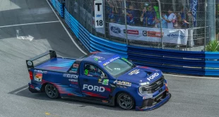 รถแข่ง Ford Ranger ในรายการ Thailand Super Series บนสนามบางแสน สตรีท เซอร์กิต