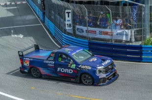 รถแข่ง Ford Ranger ในรายการ Thailand Super Series บนสนามบางแสน สตรีท เซอร์กิต