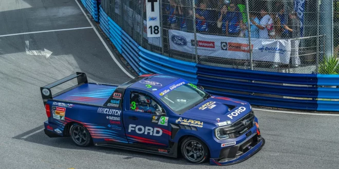 รถแข่ง Ford Ranger ในรายการ Thailand Super Series บนสนามบางแสน สตรีท เซอร์กิต