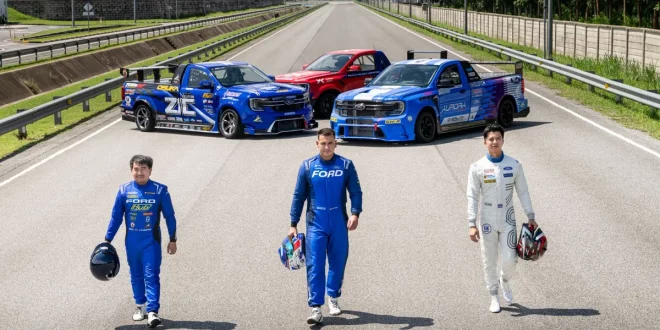 นักแข่ง Ford Thailand Racing เดินนำหน้ารถแข่ง Ford Ranger V6 ทั้ง 3 คัน สำหรับ Thailand Super Series 2026