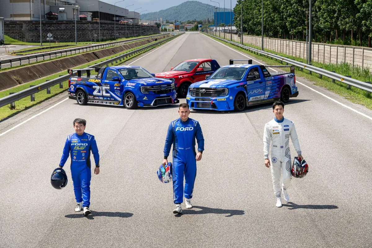นักแข่ง Ford Thailand Racing พร้อม Ford Ranger V6 ใน TSS 2026 นักแข่ง Ford Thailand Racing เดินนำหน้ารถแข่ง Ford Ranger V6 ทั้ง 3 คัน สำหรับ Thailand Super Series 2026