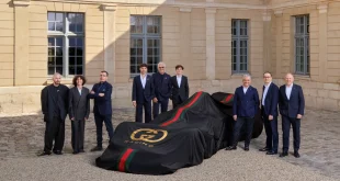 ผู้บริหาร Gucci และ Alpine ถ่ายภาพร่วมกับรถแข่งภายใต้ผ้าคลุม Gucci Racing