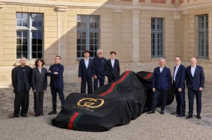 ผู้บริหาร Gucci และ Alpine ถ่ายภาพร่วมกับรถแข่งภายใต้ผ้าคลุม Gucci Racing