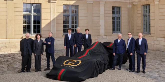 ผู้บริหาร Gucci และ Alpine ถ่ายภาพร่วมกับรถแข่งภายใต้ผ้าคลุม Gucci Racing