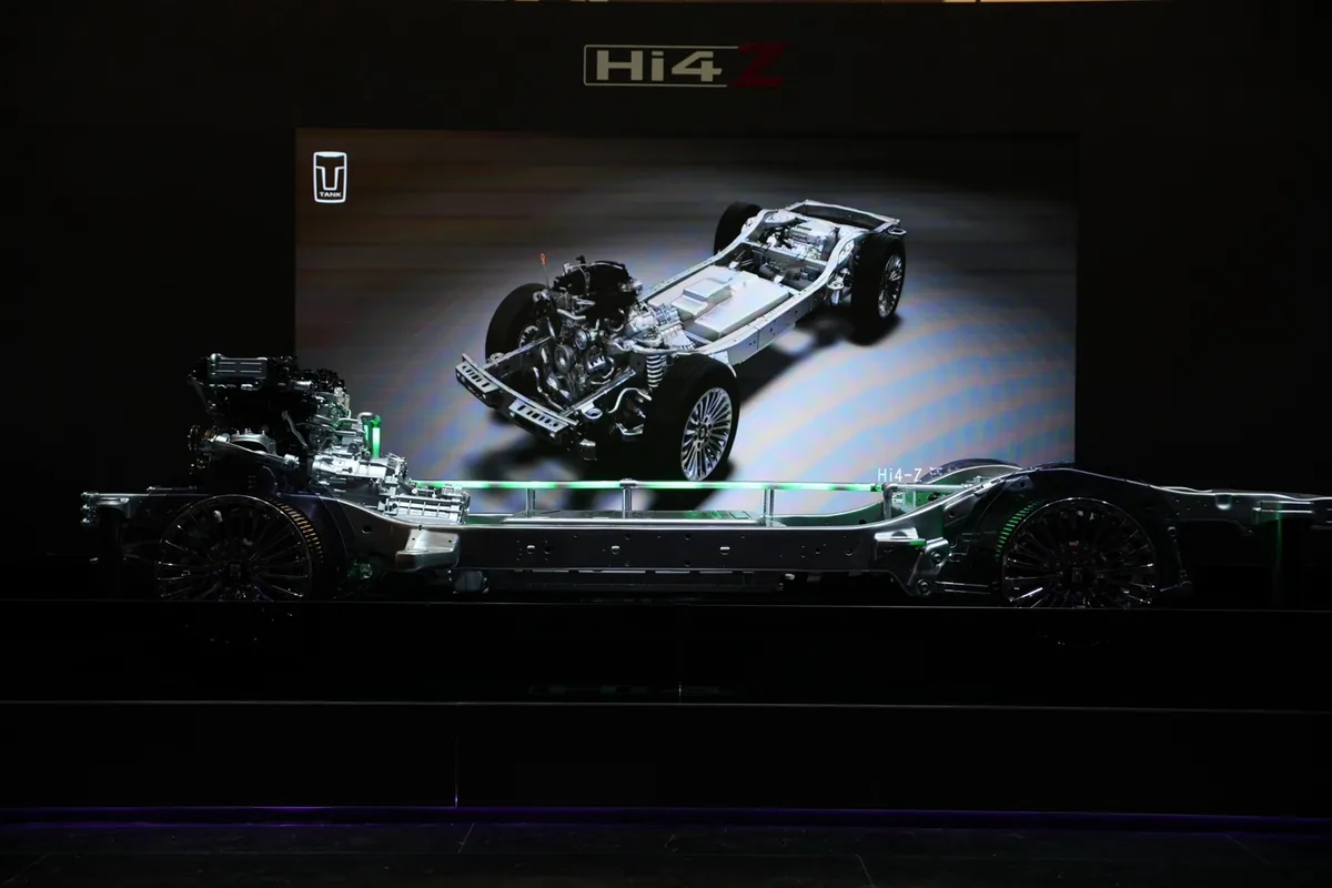โครงสร้างแพลตฟอร์ม GWM Hi4-Z ภายในงานจัดแสดง โครงสร้างแชสซีและระบบขับเคลื่อน GWM Hi4-Z จัดแสดงบนเวที