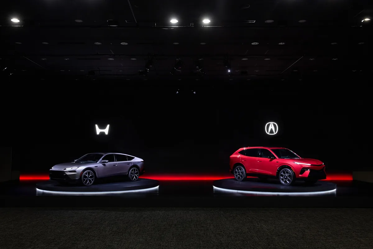 รถต้นแบบ Honda Hybrid Sedan Prototype และ Acura Hybrid SUV Prototype จัดแสดงร่วมกันบนเวที