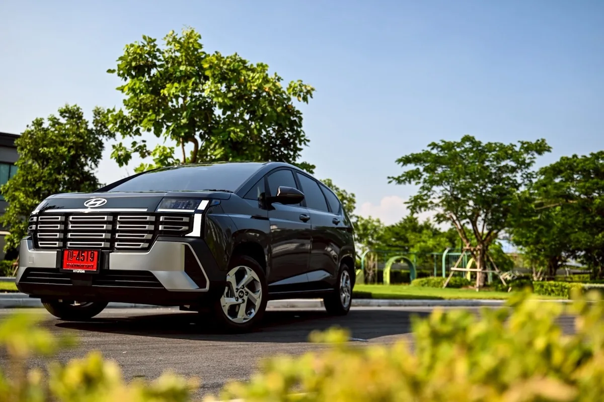 Hyundai new STARGAZER มุมหน้าจอดในสวน Hyundai new STARGAZER สีเทาเข้มมุมหน้าจอดในสวน
