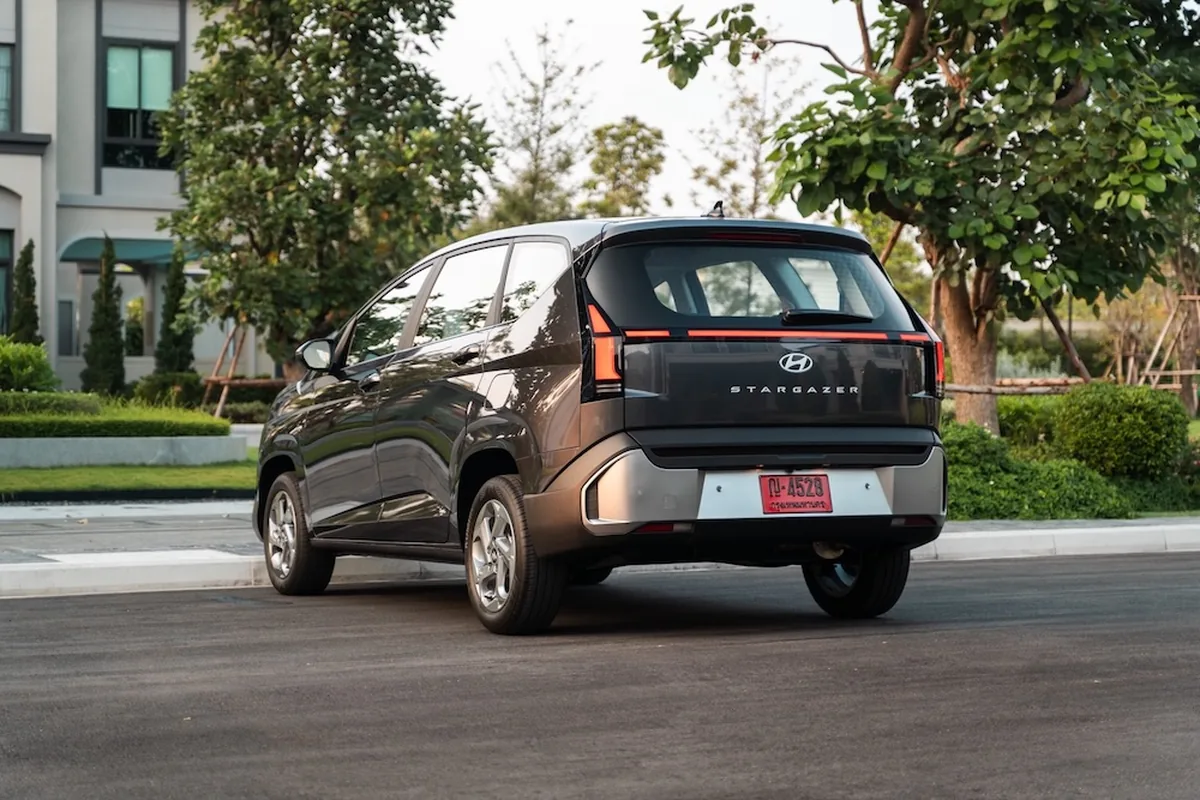 Hyundai new STARGAZER ดีไซน์ด้านท้าย ดีไซน์ด้านท้าย Hyundai new STARGAZER ในบรรยากาศโครงการบ้านภัสสร