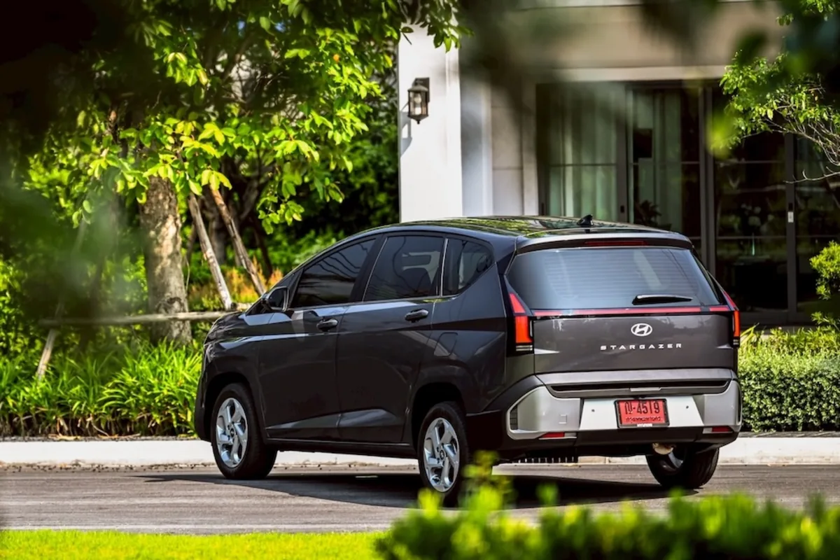 Hyundai new STARGAZER มุมท้ายสามในสี่ Hyundai new STARGAZER มุมมองด้านท้ายสามในสี่จอดหน้าบ้าน