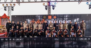 ภาพหมู่ผู้บริหารและนักมวยในโครงการกำลังใจ THAI FIGHT