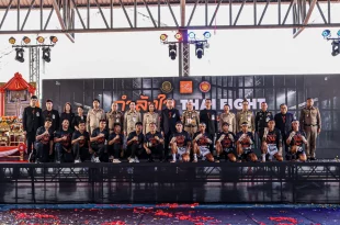ภาพหมู่ผู้บริหารและนักมวยในโครงการกำลังใจ THAI FIGHT