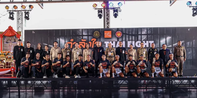 ภาพหมู่ผู้บริหารและนักมวยในโครงการกำลังใจ THAI FIGHT